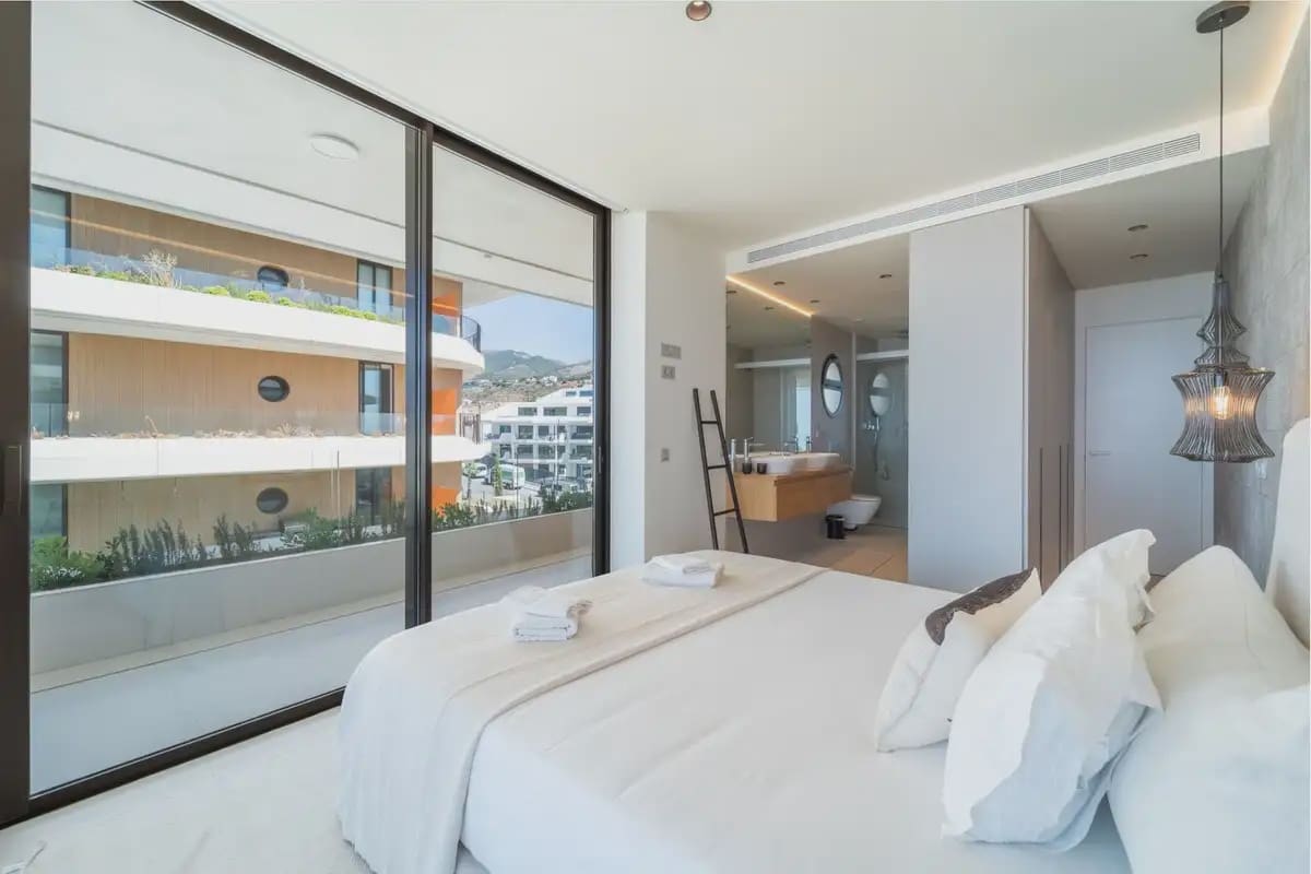 Apartamento de 2 habitaciones en Fuengirola en venta con piscina garaje - 695.000 € (Ref: 10101026)