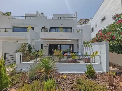 3 soveværelse Byhus til salg i Ojen med swimmingpool garage - € 595.000 (Ref: 10131993)