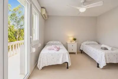 3 makuuhuone Huvila myytävänä paikassa Marbella mukana uima-altaan 
autotalli - 850 000 € (Ref: 10159673)