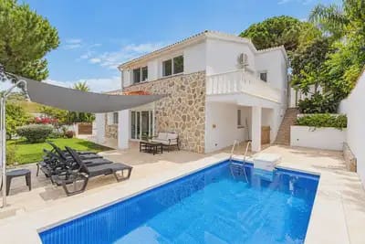 3 makuuhuone Huvila myytävänä paikassa Marbella mukana uima-altaan 
autotalli - 850 000 € (Ref: 10159673)