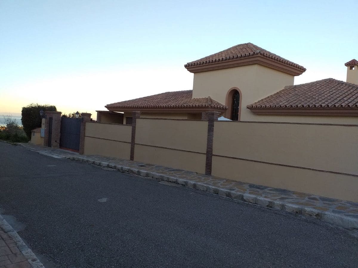 4 makuuhuone Huvila myytävänä paikassa Marbella mukana uima-altaan 
autotalli - 1 600 000 € (Ref: 6400537)