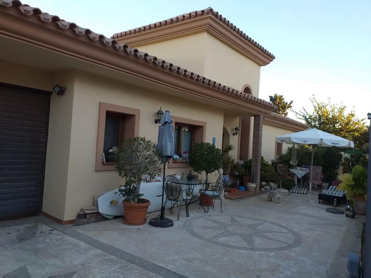 4 makuuhuone Huvila myytävänä paikassa Marbella mukana uima-altaan 
autotalli - 1 600 000 € (Ref: 6400537)