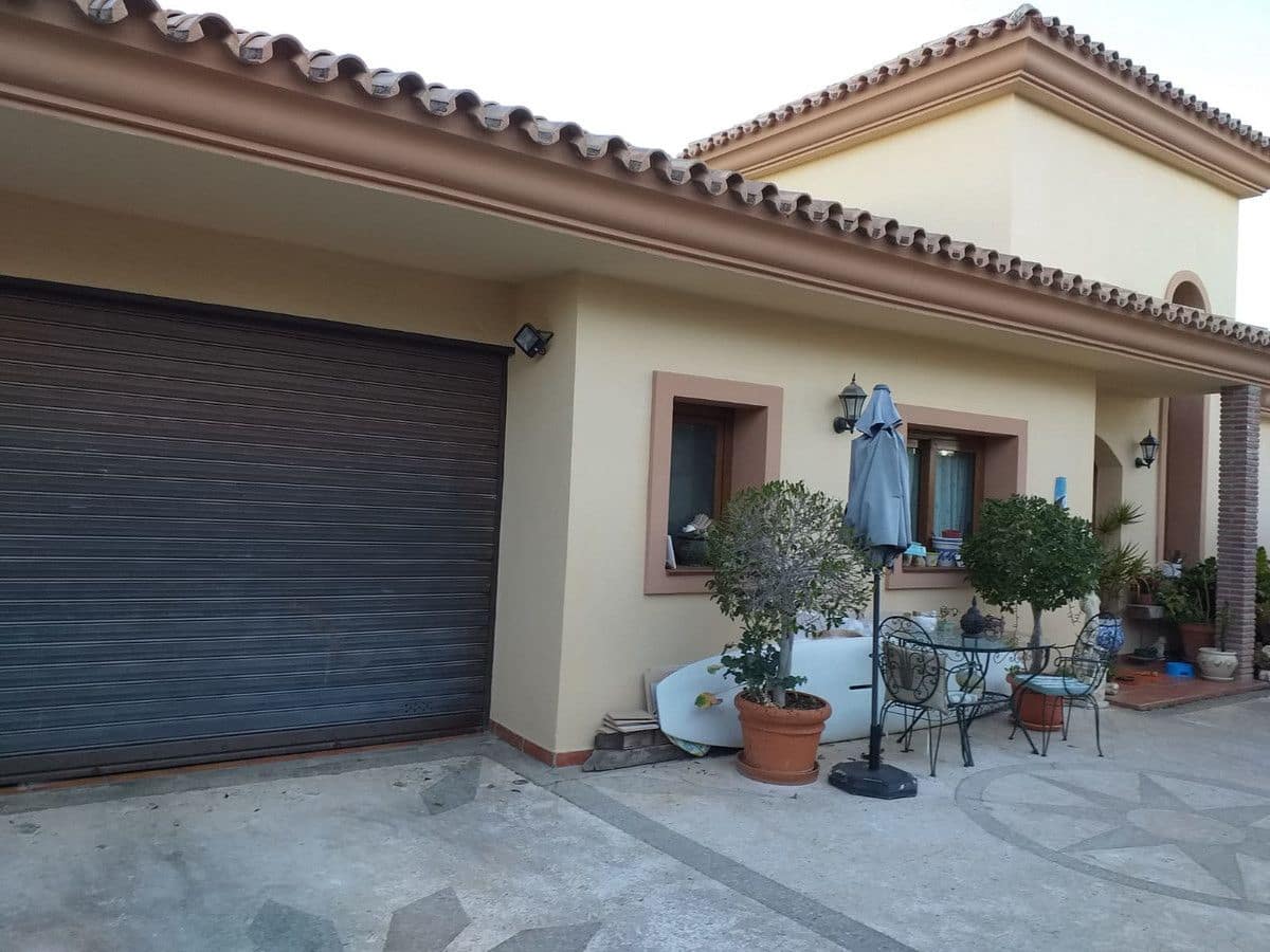 4 makuuhuone Huvila myytävänä paikassa Marbella mukana uima-altaan 
autotalli - 1 600 000 € (Ref: 6400537)