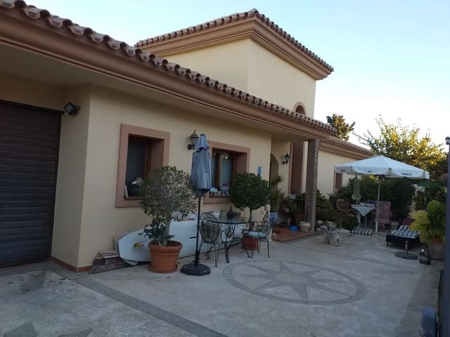 Chalet de 4 habitaciones en El Rosario, Marbella en venta con piscina garaje - 1.600.000 € (Ref: 6400537)