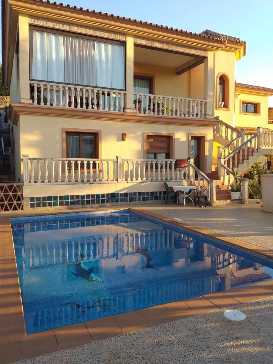 4 makuuhuone Huvila myytävänä paikassa Marbella mukana uima-altaan 
autotalli - 1 600 000 € (Ref: 6400537)