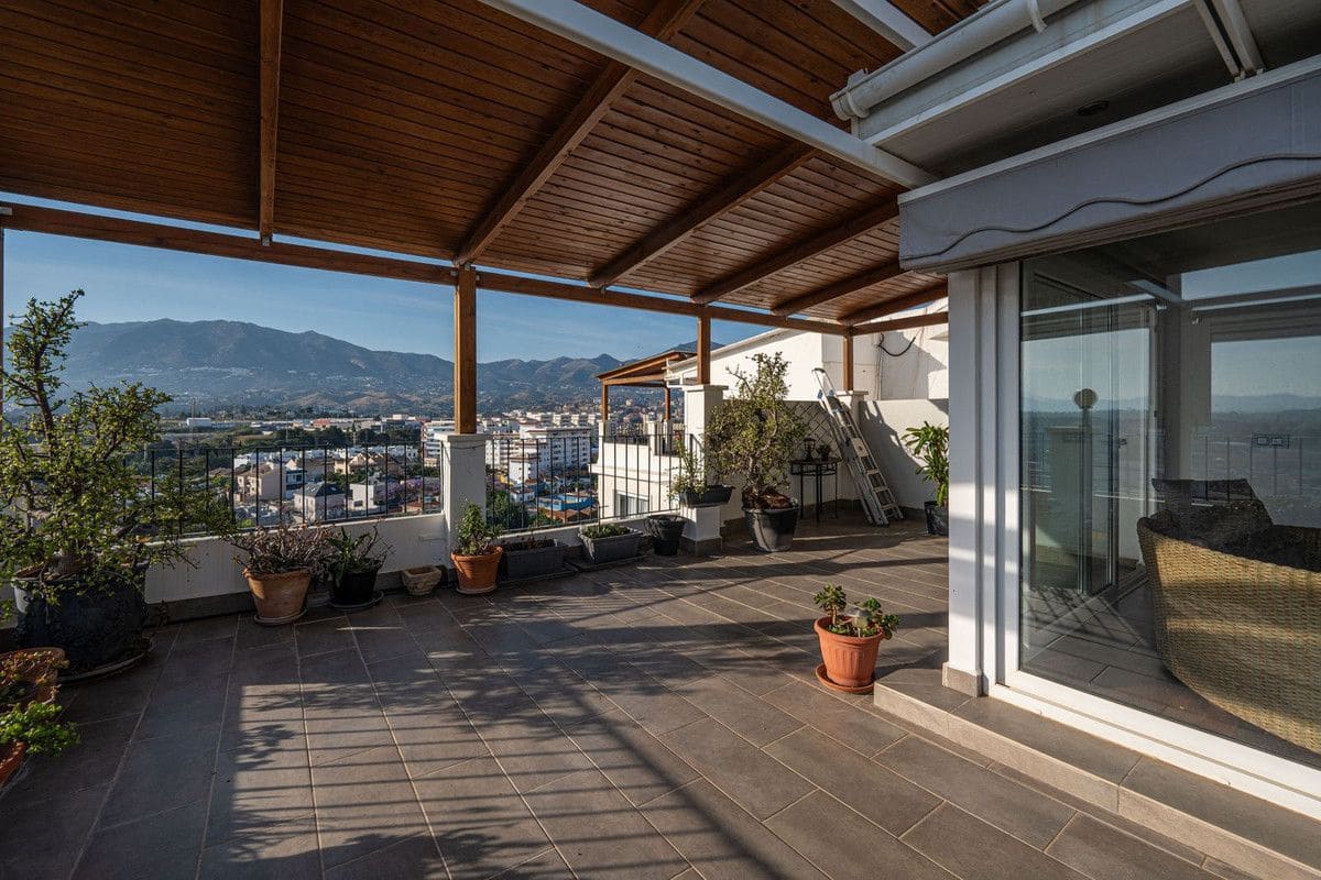 3 soverom Penthouse til salgs i Fuengirola med svømmebasseng garasje - € 1 250 000 (Ref: 9274772)