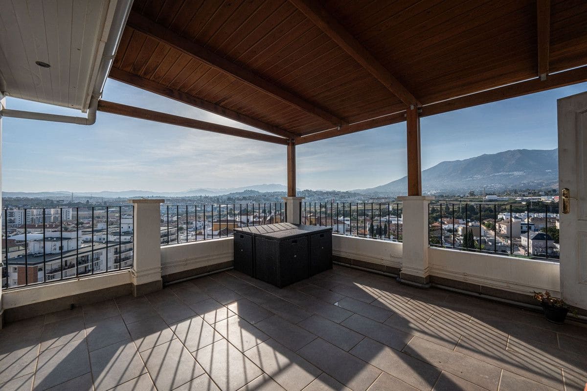 3 soverom Penthouse til salgs i Fuengirola med svømmebasseng garasje - € 1 250 000 (Ref: 9274772)