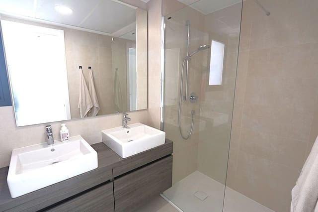 2 soverom Penthouse til salgs i Las Gaviotas  - Carvajal, Fuengirola med svømmebasseng garasje - € 895 000 (Ref: 9274792)