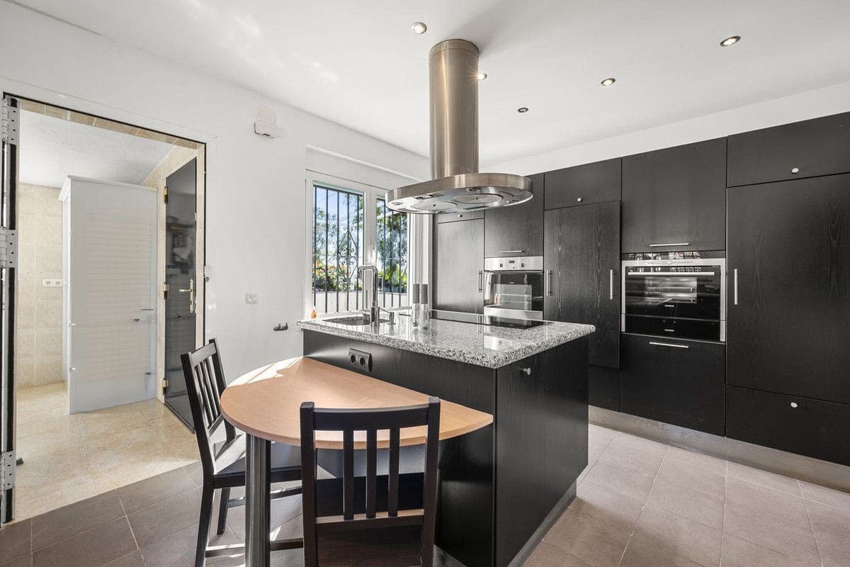 4 bedroom Villa for sale in Benalmadena with pool garage - € 1,190,000 (Ref: 9274799)