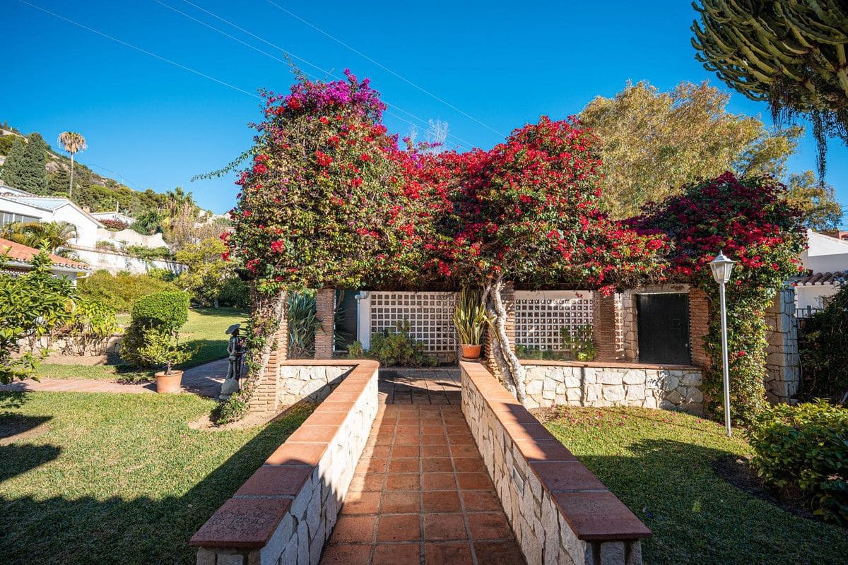 4 bedroom Villa for sale in Benalmadena with pool garage - € 1,190,000 (Ref: 9274799)