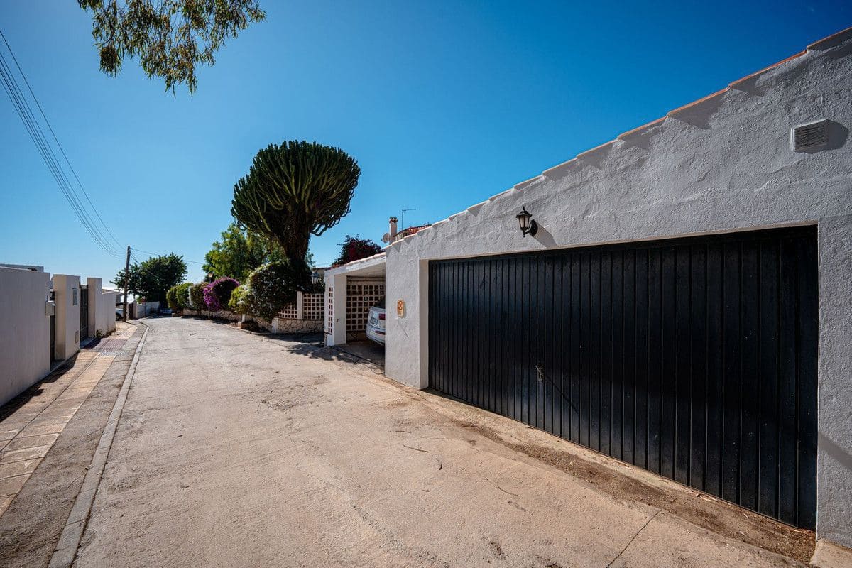 4 bedroom Villa for sale in Benalmadena with pool garage - € 1,190,000 (Ref: 9274799)