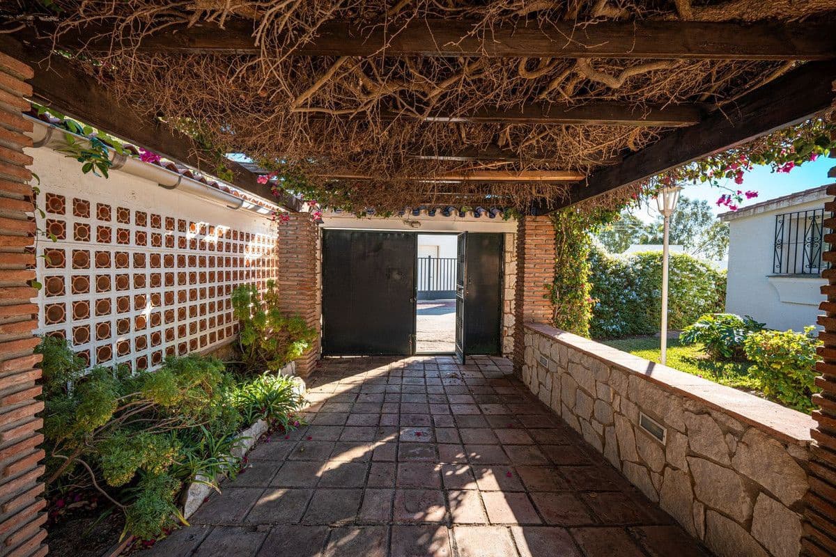 4 bedroom Villa for sale in Benalmadena with pool garage - € 1,190,000 (Ref: 9274799)