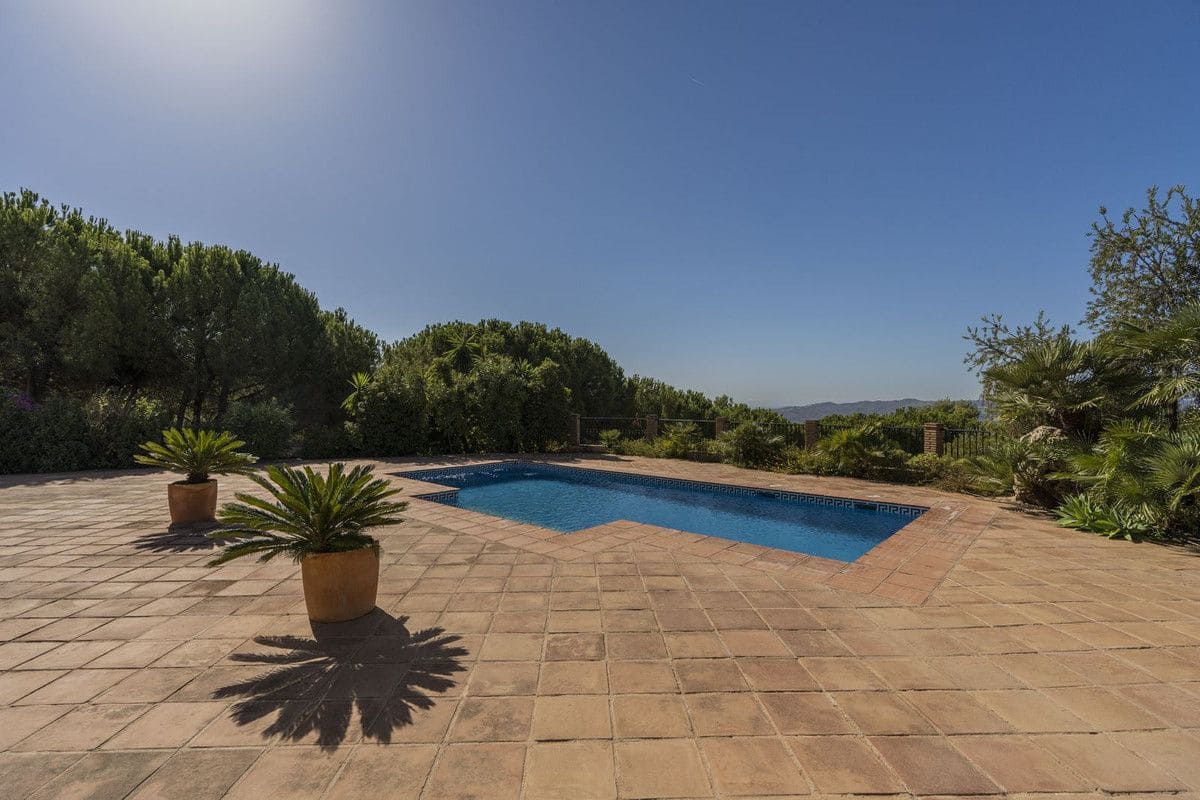 5 bedroom Villa for sale in Mijas with pool garage - € 1,375,000 (Ref: 9274875)