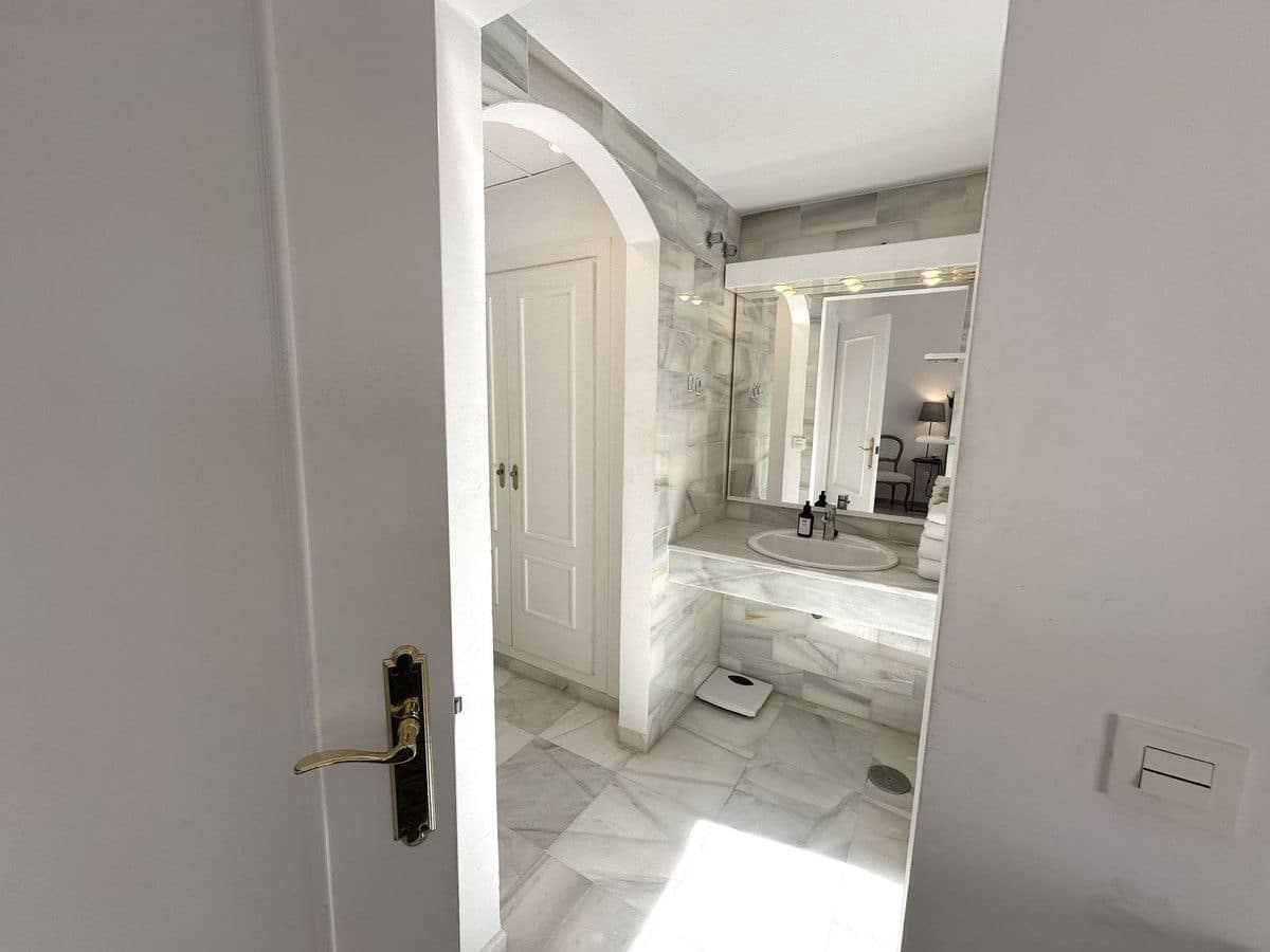 2 makuuhuone Kattohuoneisto myytävänä paikassa Marbella mukana uima-altaan - 675 000 € (Ref: 9274878)