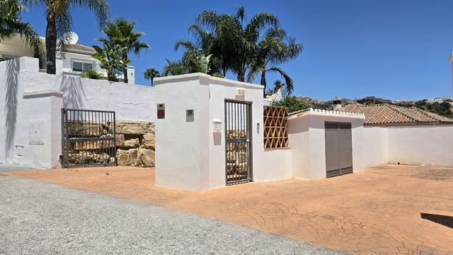 4 sypialnia Willa na sprzedaż w Calahonda, Mijas z basenem garażem - 1 249 000 € (Ref: 9274893)