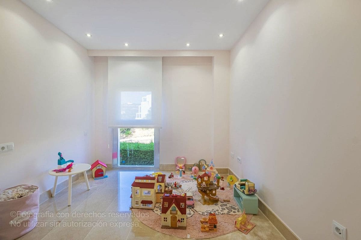 3 sypialnia Apartament na sprzedaż w Manilva z basenem garażem - 398 000 € (Ref: 9274927)