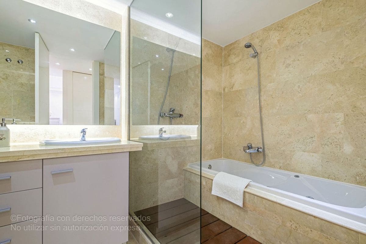 3 sypialnia Apartament na sprzedaż w Manilva z basenem garażem - 398 000 € (Ref: 9274927)