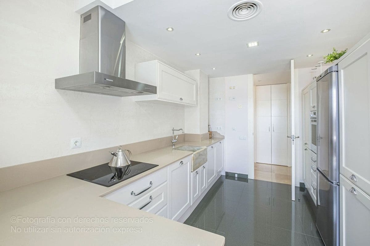 3 sypialnia Apartament na sprzedaż w Manilva z basenem garażem - 398 000 € (Ref: 9274927)