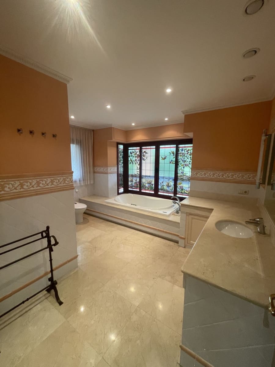 5 sypialnia Willa na sprzedaż w Marbella z basenem garażem - 4 500 000 € (Ref: 9274935)