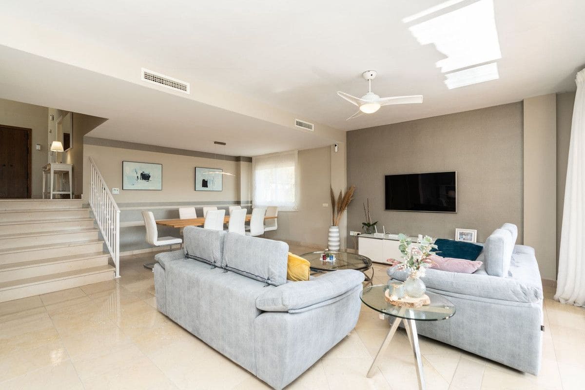 Chalet de 4 habitaciones en Mijas en venta con piscina garaje - 995.000 € (Ref: 9284015)