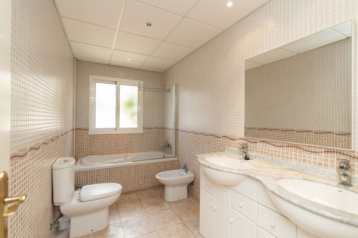 Chalet de 4 habitaciones en Mijas en venta con piscina garaje - 995.000 € (Ref: 9284015)