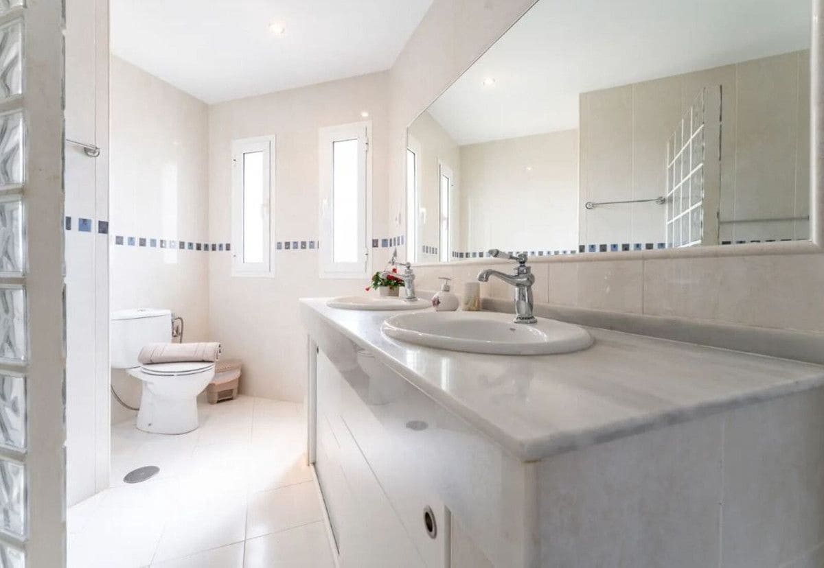 4 bedroom Villa for sale in Mijas with pool garage - € 880,000 (Ref: 9284020)