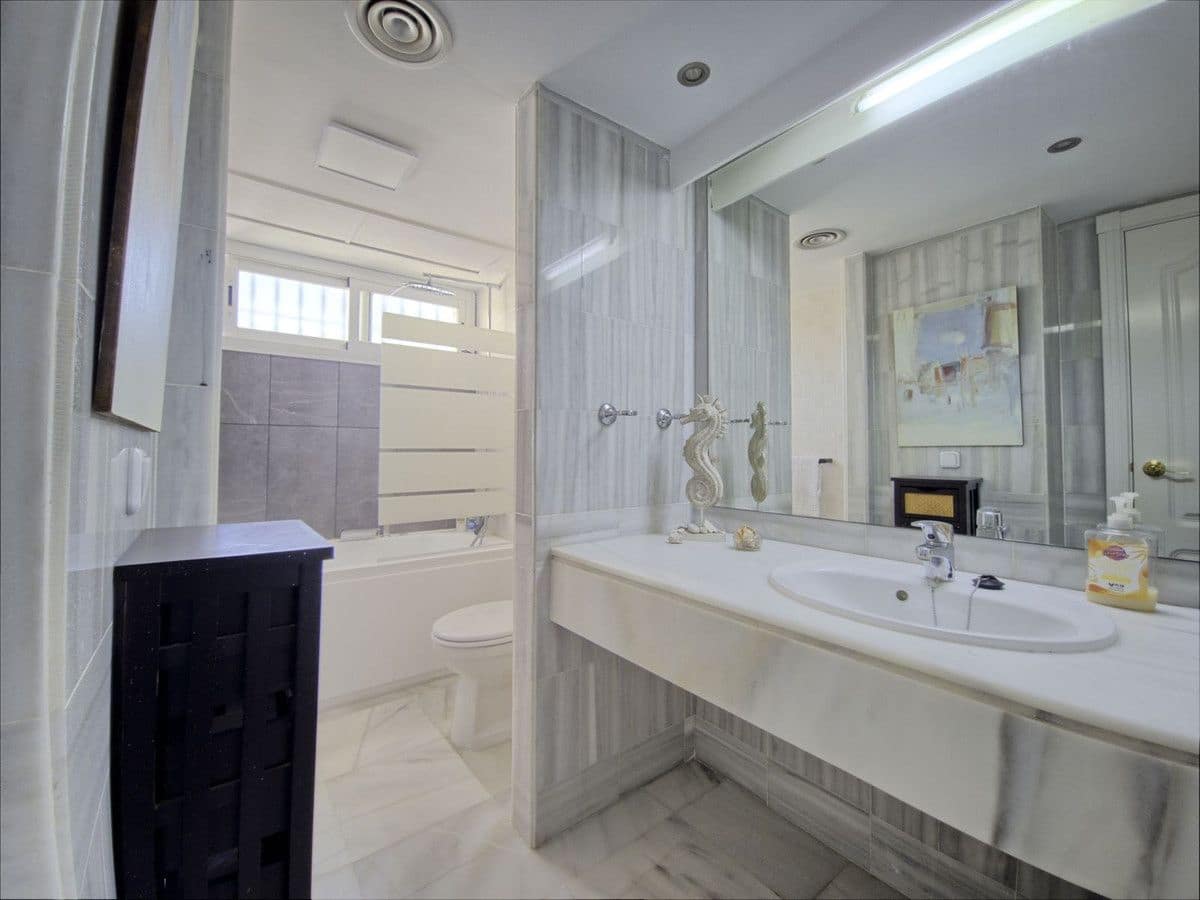 6 slaapkamer Huis te koop in Marbella met zwembad garage - € 899.999 (Ref: 9311456)