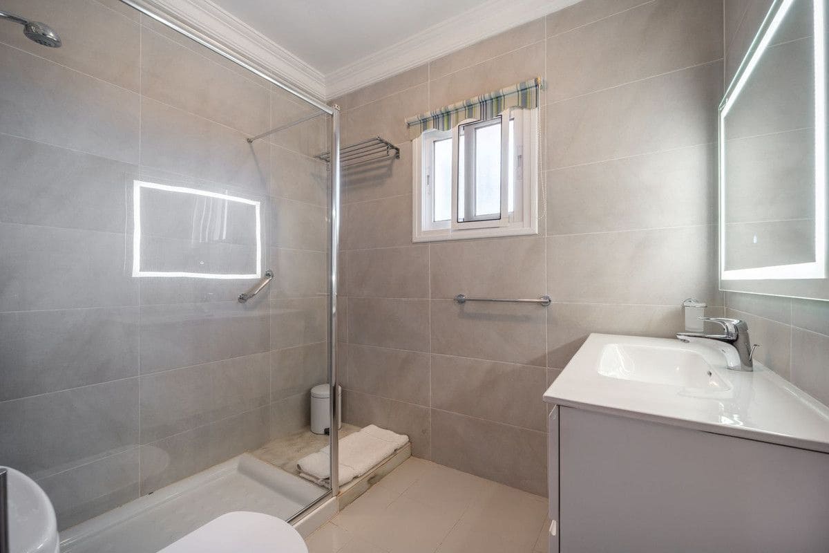 2 slaapkamer Villa te koop in Marbella met zwembad garage - € 825.000 (Ref: 9374750)