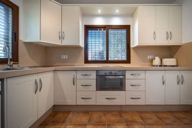 2 sypialnia Willa na sprzedaż w Elviria, Marbella z basenem garażem - 825 000 € (Ref: 9374750)