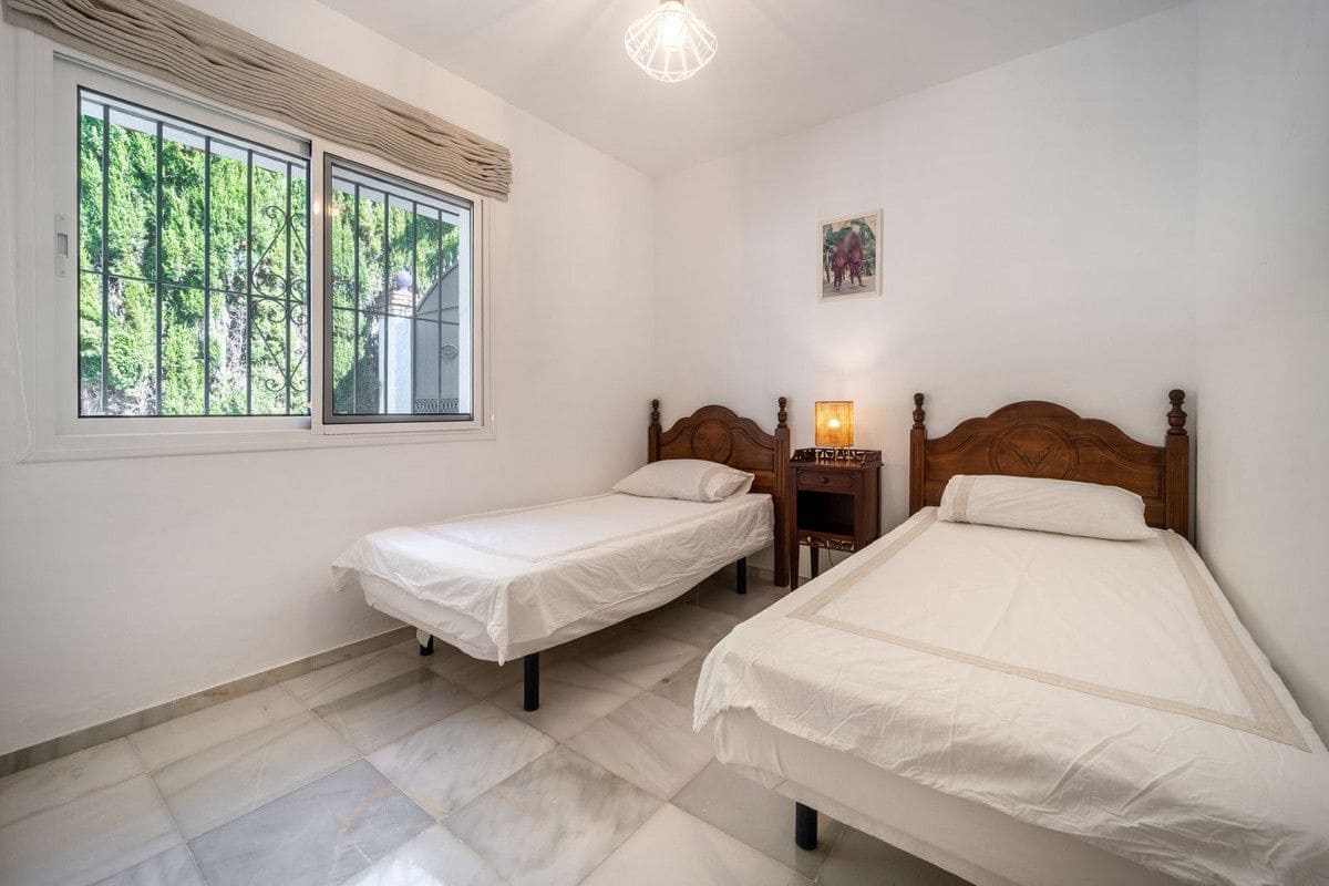 2 slaapkamer Villa te koop in Marbella met zwembad garage - € 825.000 (Ref: 9374750)