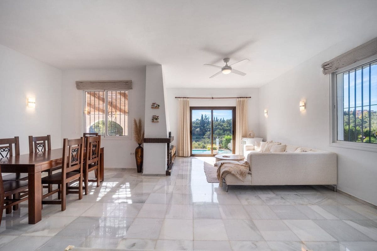 2 slaapkamer Villa te koop in Marbella met zwembad garage - € 825.000 (Ref: 9374750)