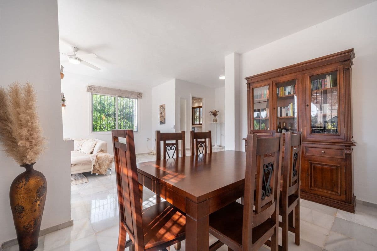 2 slaapkamer Villa te koop in Marbella met zwembad garage - € 825.000 (Ref: 9374750)