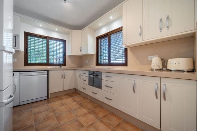 2 sypialnia Willa na sprzedaż w Elviria, Marbella z basenem garażem - 825 000 € (Ref: 9374750)