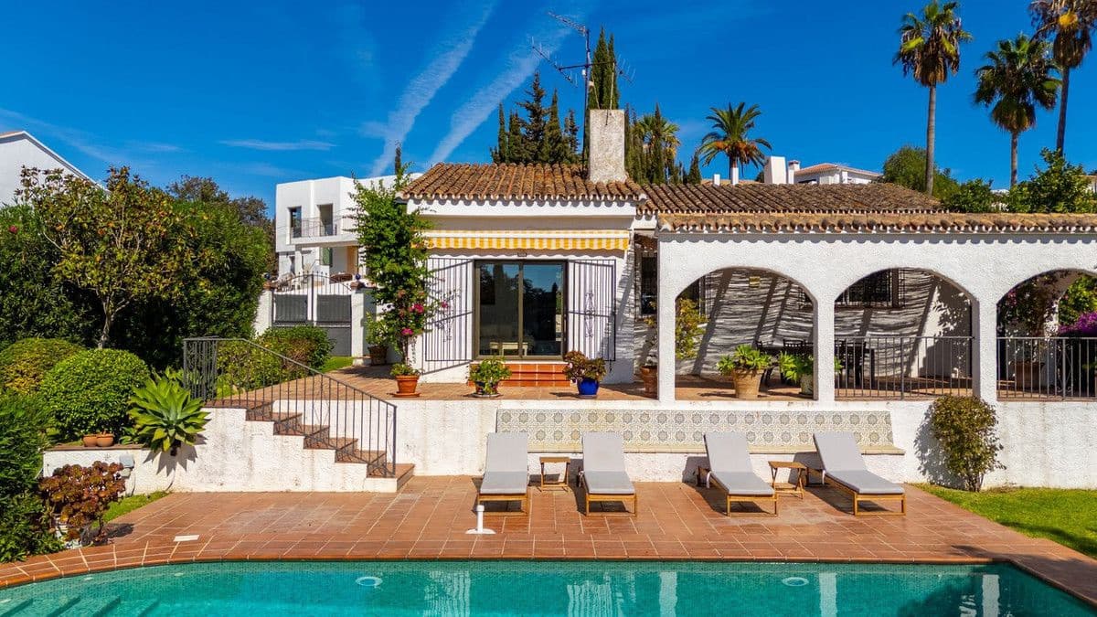 2 slaapkamer Villa te koop in Marbella met zwembad garage - € 825.000 (Ref: 9374750)