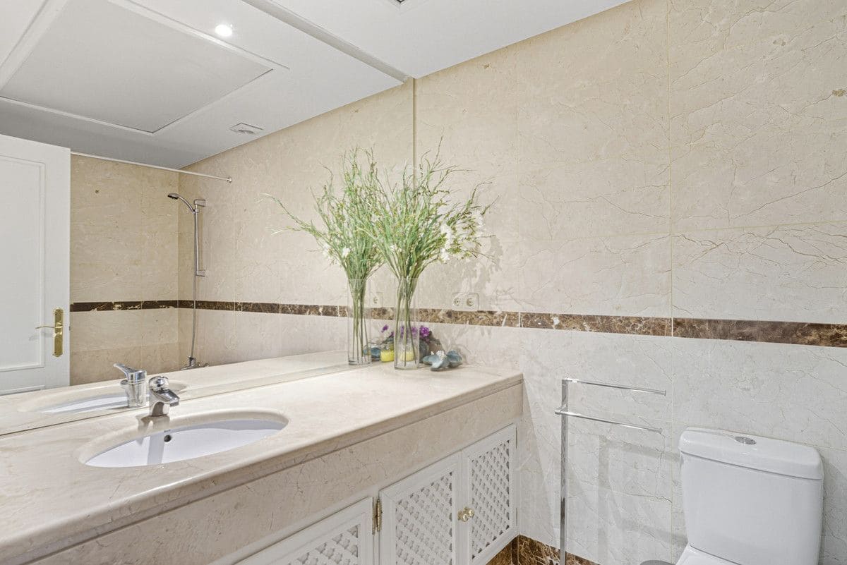 Apartamento de 2 habitaciones en Marbella en venta con piscina garaje - 590.000 € (Ref: 9374764)