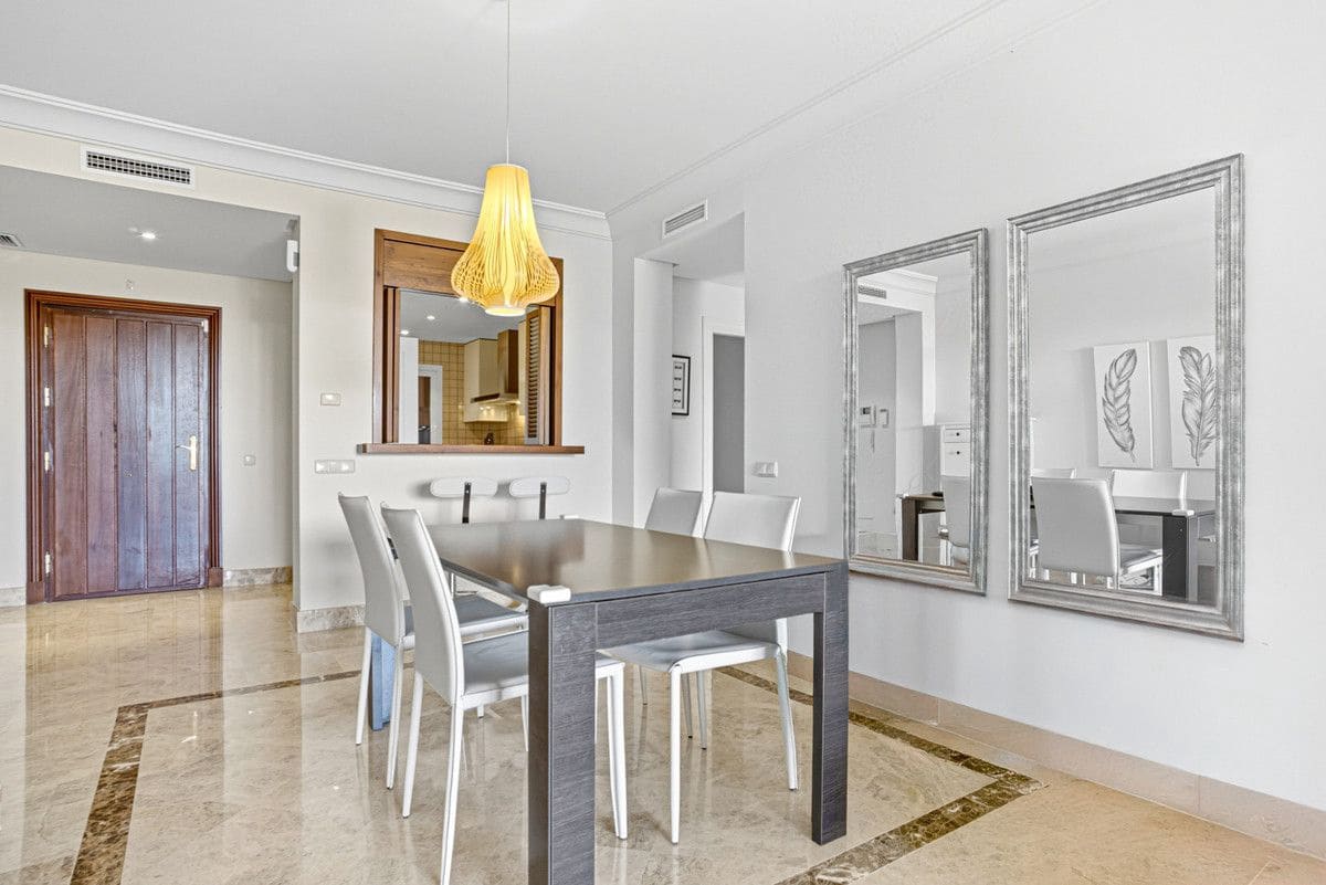 Apartamento de 2 habitaciones en Marbella en venta con piscina garaje - 590.000 € (Ref: 9374764)