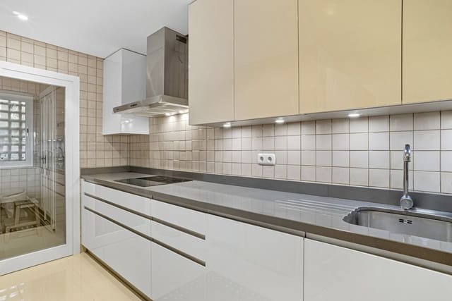 Apartamento de 2 habitaciones en Nueva Andalucía Centro, Marbella en venta con piscina garaje - 590.000 € (Ref: 9374764)