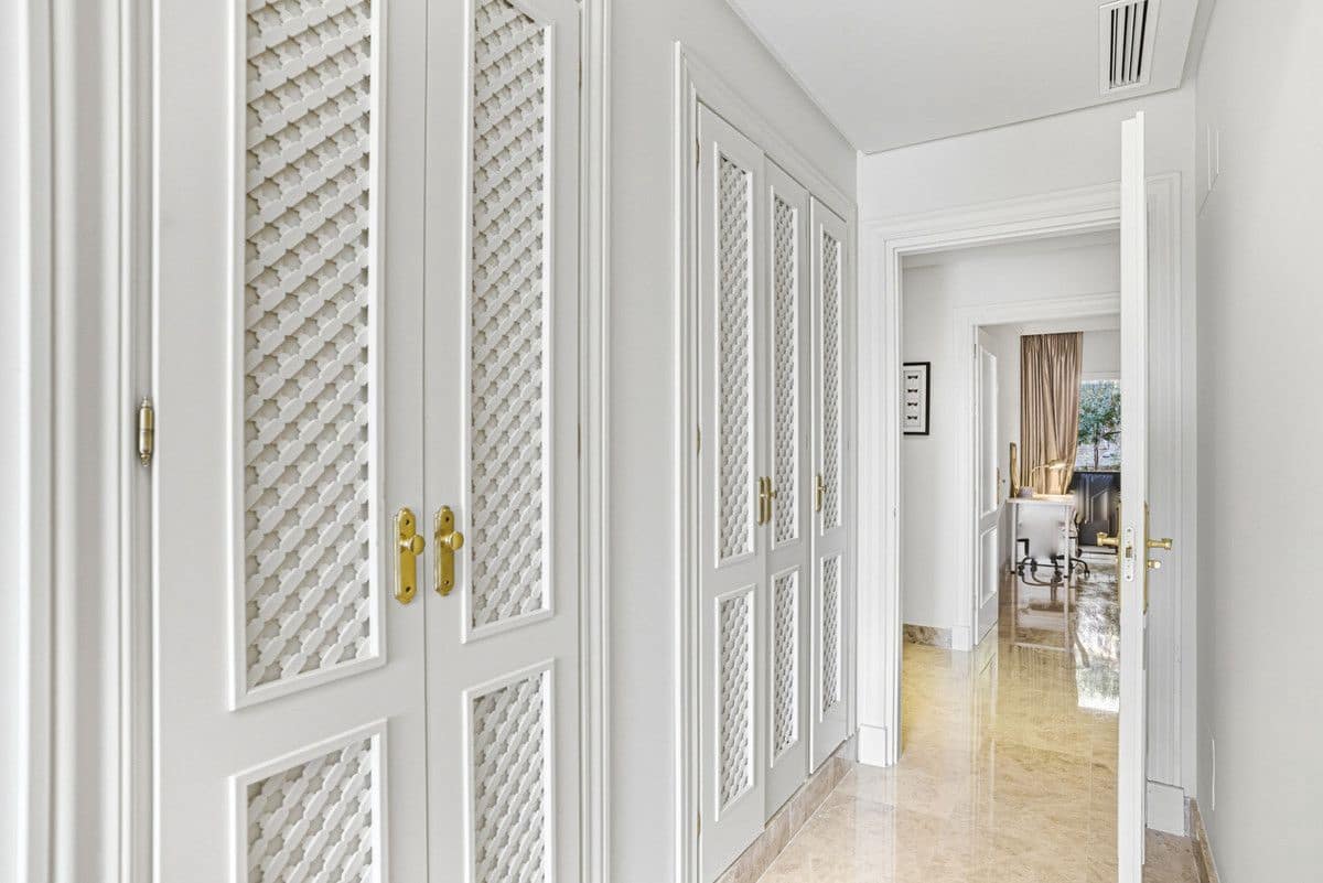 Apartamento de 2 habitaciones en Marbella en venta con piscina garaje - 590.000 € (Ref: 9374764)