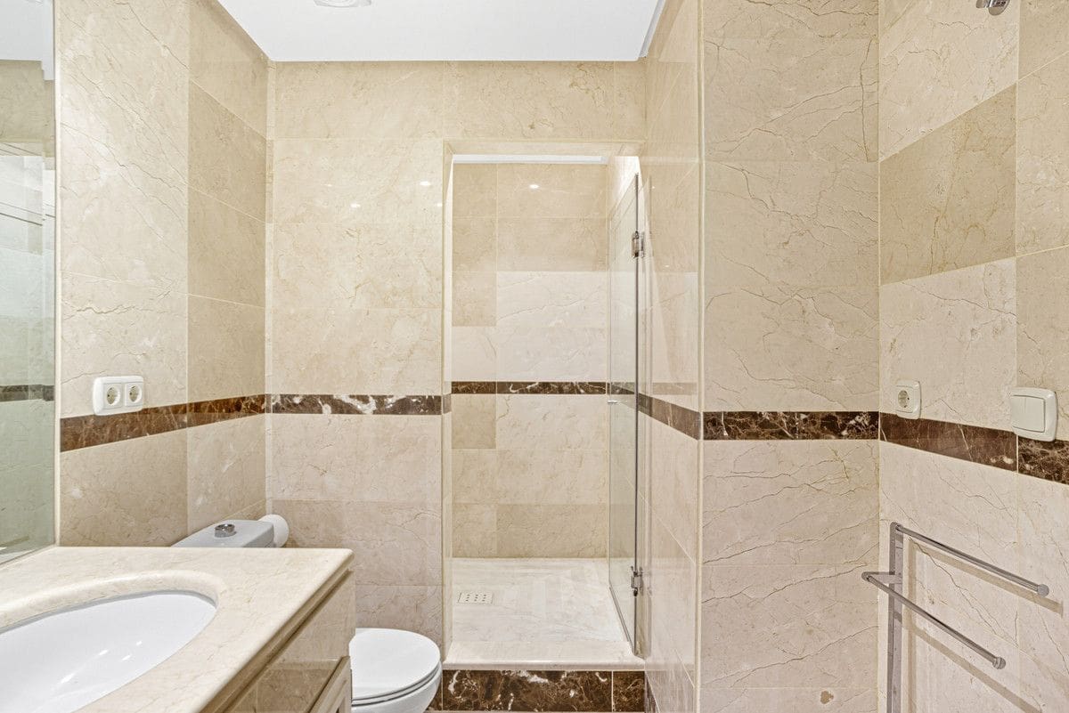 Apartamento de 2 habitaciones en Marbella en venta con piscina garaje - 590.000 € (Ref: 9374764)