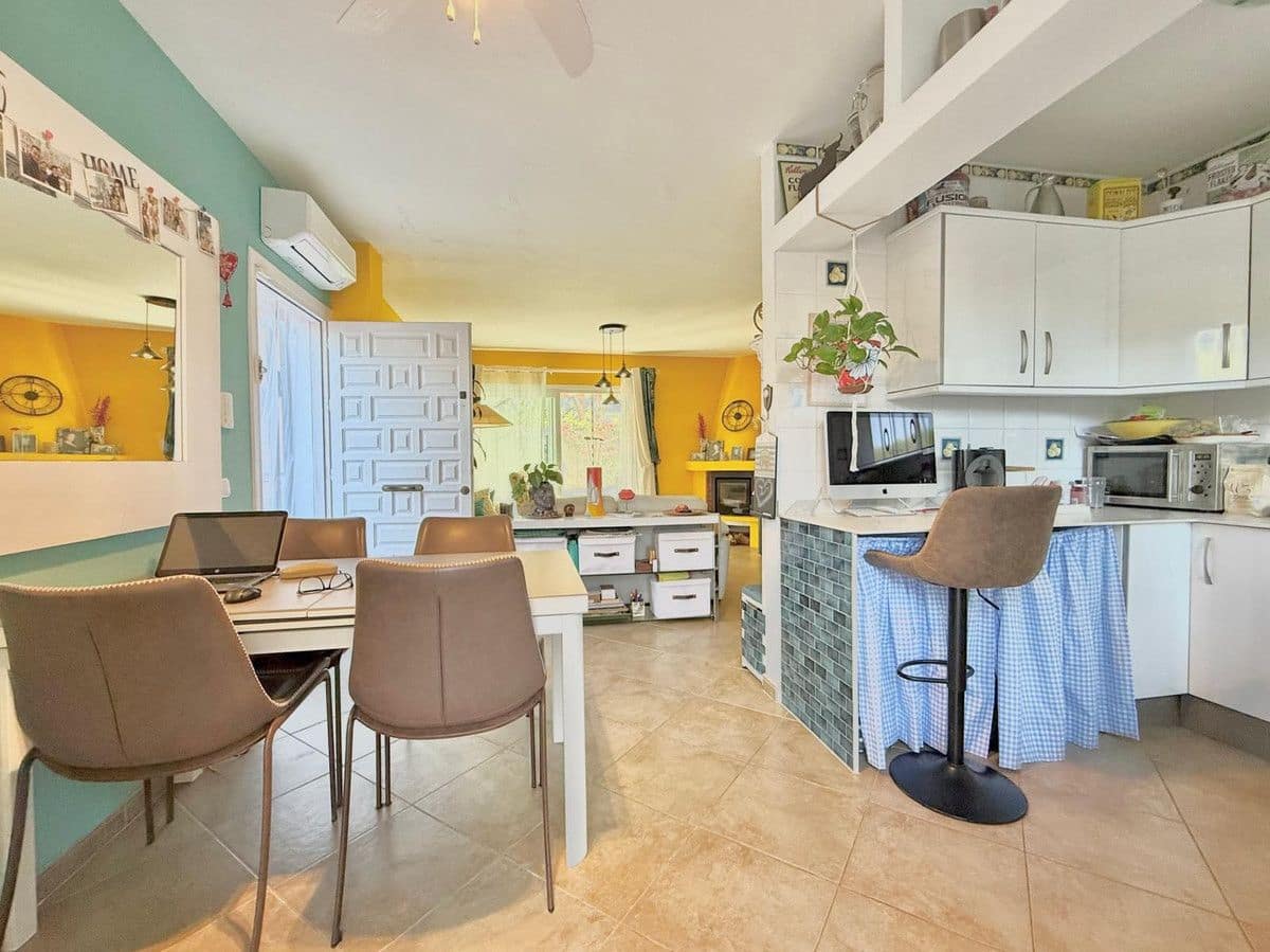 2 soverom Kjedet enebolig til salgs i Mijas med svømmebasseng garasje - € 425 000 (Ref: 9374774)