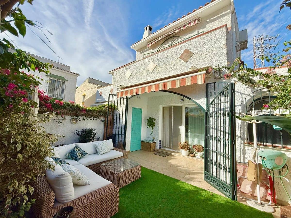 2 soverom Kjedet enebolig til salgs i Mijas med svømmebasseng garasje - € 425 000 (Ref: 9374774)