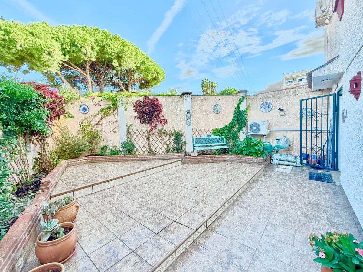 2 soverom Kjedet enebolig til salgs i Mijas med svømmebasseng garasje - € 425 000 (Ref: 9374774)