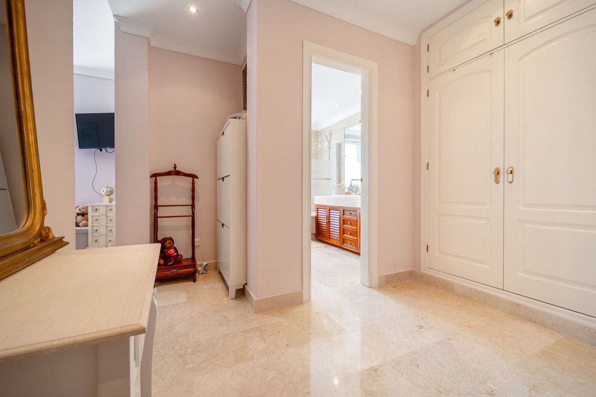 3 soveværelse Semi-Rækkehus til salg i Marbella med swimmingpool garage - € 675.000 (Ref: 9374778)