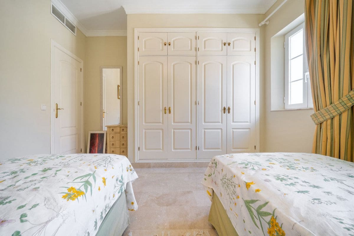 3 soveværelse Semi-Rækkehus til salg i Marbella med swimmingpool garage - € 675.000 (Ref: 9374778)