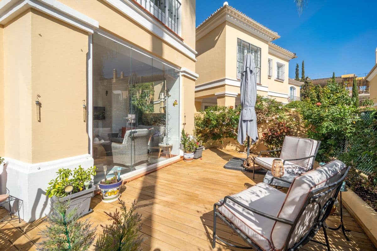 3 soveværelse Semi-Rækkehus til salg i Marbella med swimmingpool garage - € 675.000 (Ref: 9374778)