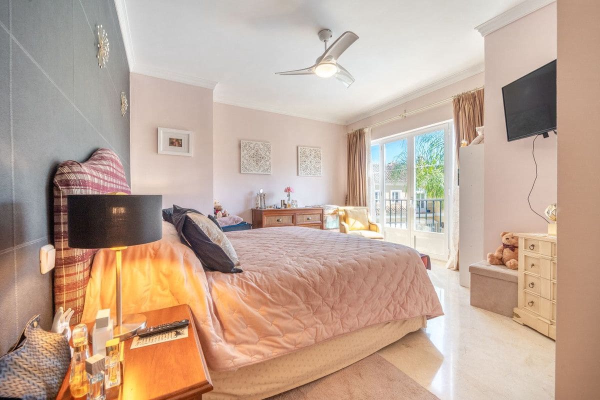 3 soveværelse Semi-Rækkehus til salg i Marbella med swimmingpool garage - € 675.000 (Ref: 9374778)