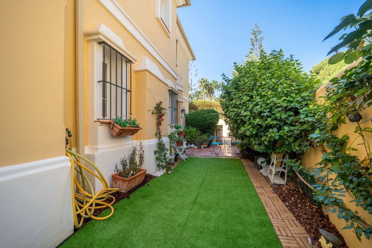 3 soveværelse Semi-Rækkehus til salg i Marbella med swimmingpool garage - € 675.000 (Ref: 9374778)