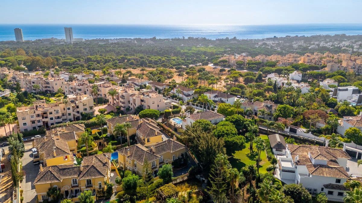 3 soveværelse Semi-Rækkehus til salg i Marbella med swimmingpool garage - € 675.000 (Ref: 9374778)