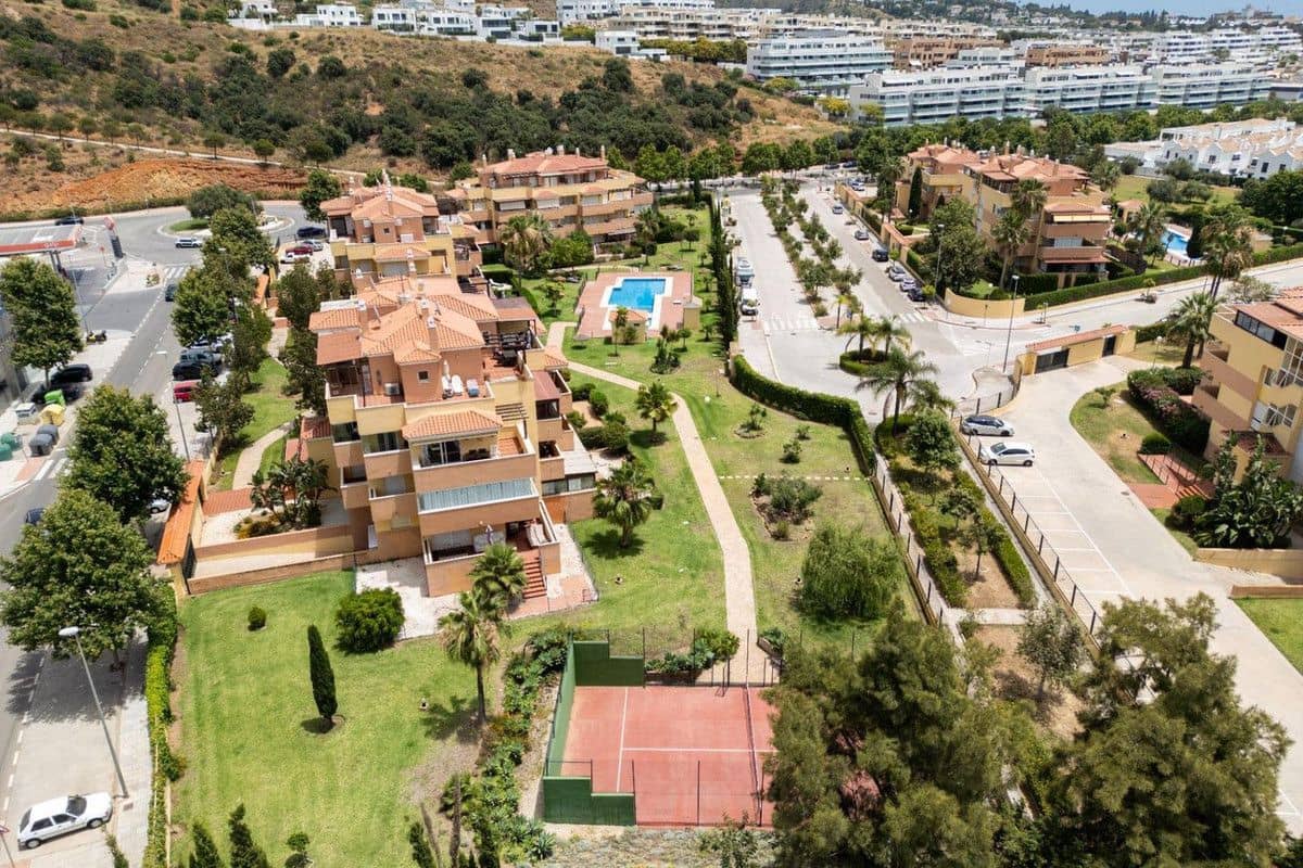 Apartamento de 2 habitaciones en Mijas en venta con piscina garaje - 374.900 € (Ref: 9374779)