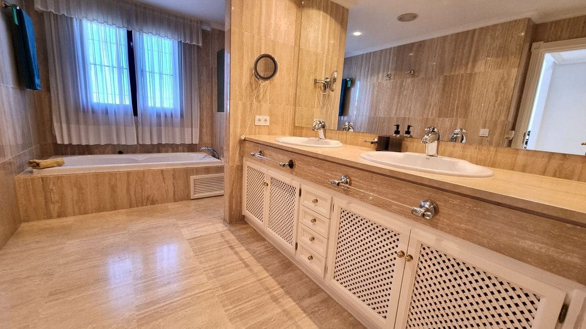 7 makuuhuone Huvila myytävänä paikassa Marbella mukana uima-altaan 
autotalli - 2 900 000 € (Ref: 9374790)